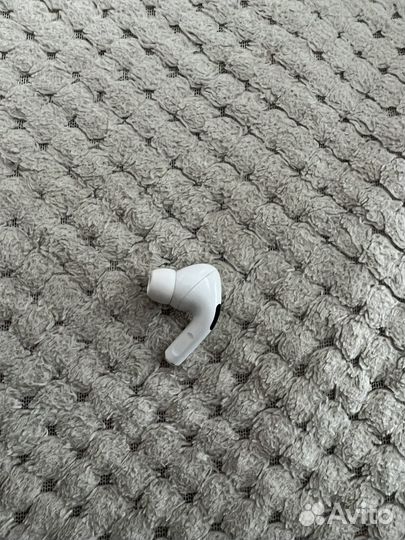 Продам кейс airpods pro и левый наушник Оригинал