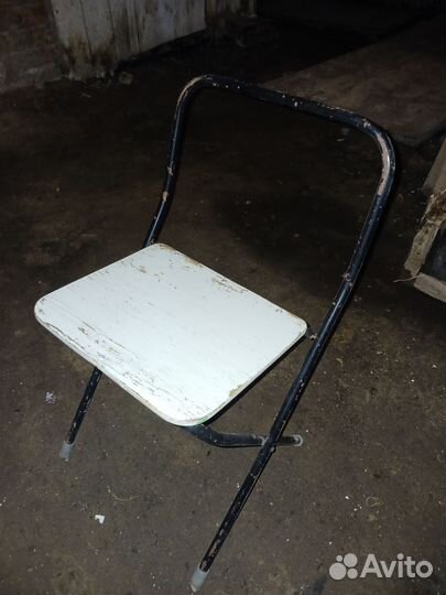 Стол и 4 стульчика