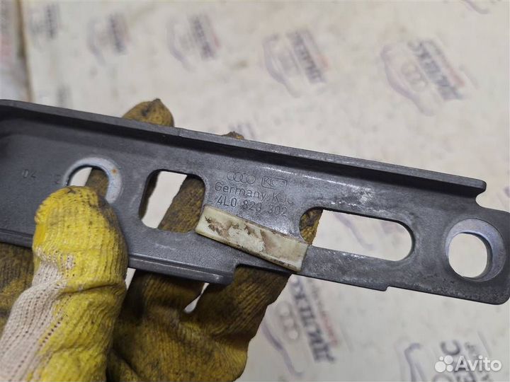 Петля капота правая Audi Q7 2005