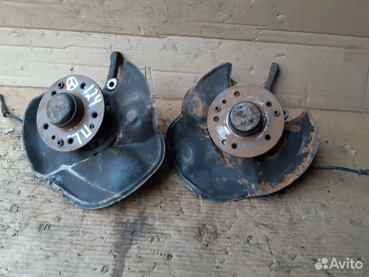 Кулак поворотный передний левый Мерседес 124