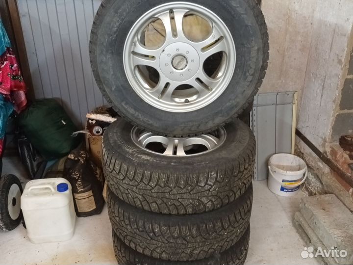 Зимние колеса 5/114,3 215/70/r15