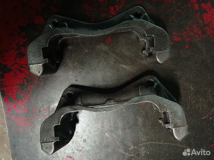 Скоба переднего тормозного суппорта mitsubishi