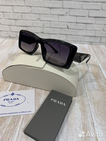 Солнцезащитные очки Prada