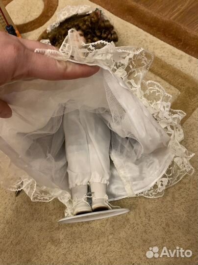 Кукла фарфоровая