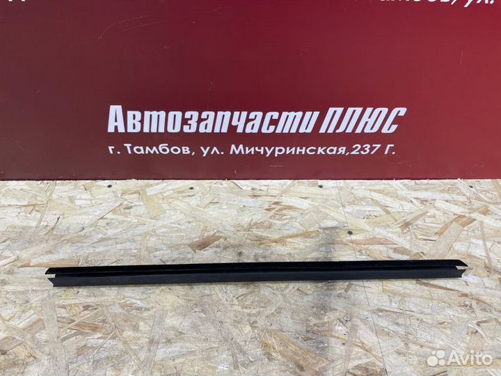 Уплотнитель стекла двери внутренний задний правый