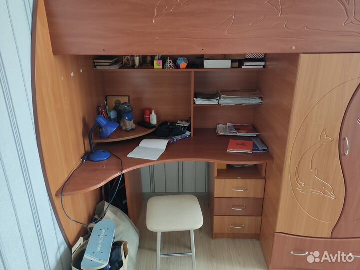 Детская кровать чердак со столом и шкафом