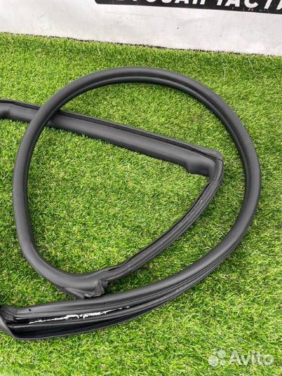 Уплотнитель дверного проема задний левый Tesla