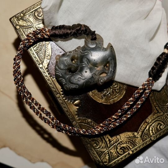 Нефрит играющий Тигр Успех, защита, авторитет