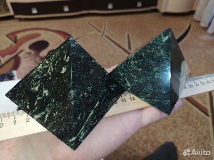 Пирамидки из змеевика