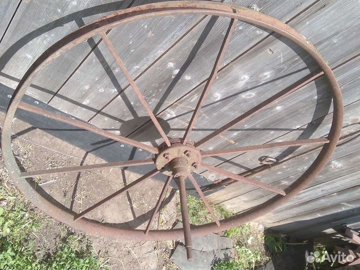 Старинное железное колесо