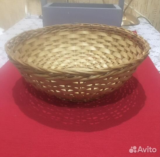 Корзина деревянная, вазы плетеные