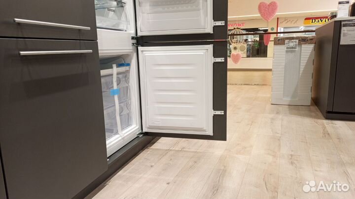 Встраиваемый холодильник Whirpool WHC20T352