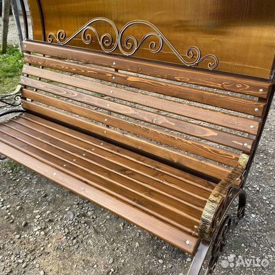 Скамейка с крышей