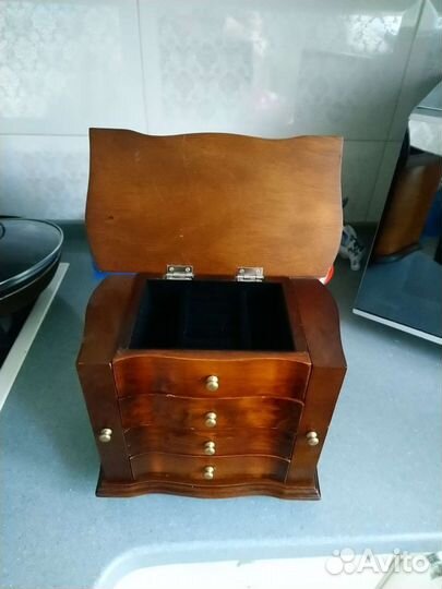 Деревянная шкатулка