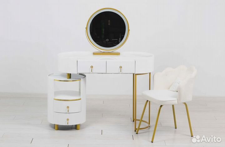 Туалетный столик. Столик с зеркалом