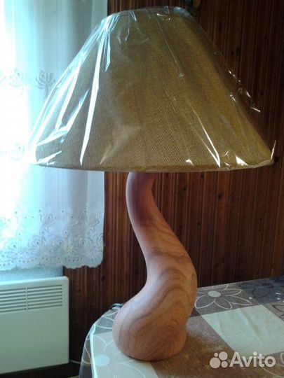 Настольная лампа с абажуром