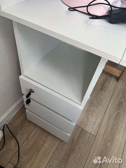 Маникюрный стол складной бу