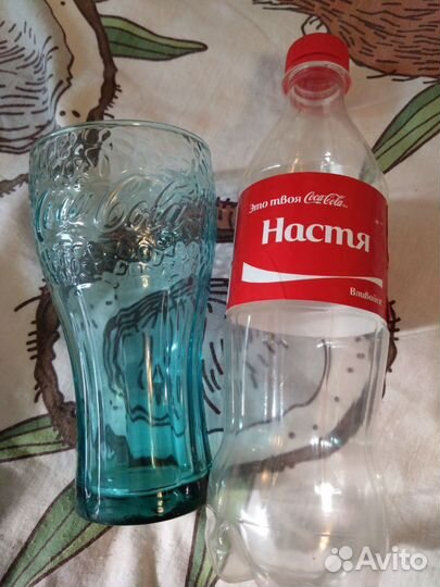Стакан и бутылка coca cola