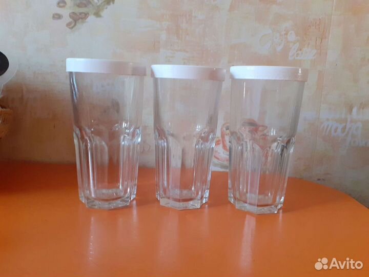 Бокалы, стаканы, ведро для льда, пепельница