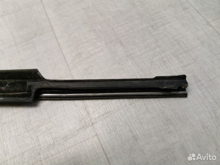 Накладка стекла передняя левая Toyota Avensis 2