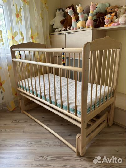 Детская кроватка с маятником