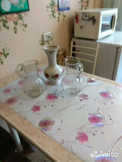 Различная хрустальная и обыкновеннная посуда