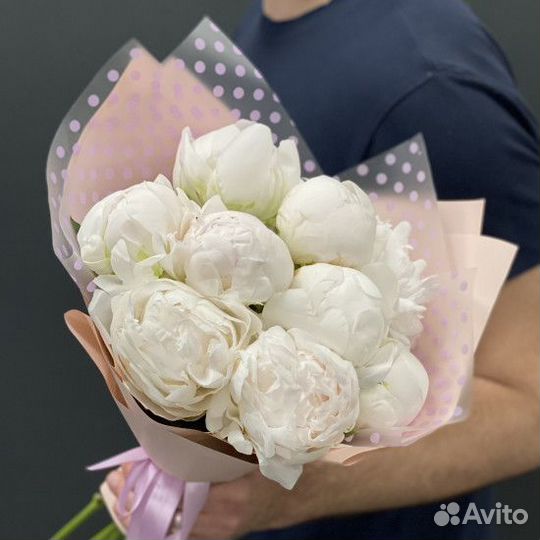 Букет из белых пионов