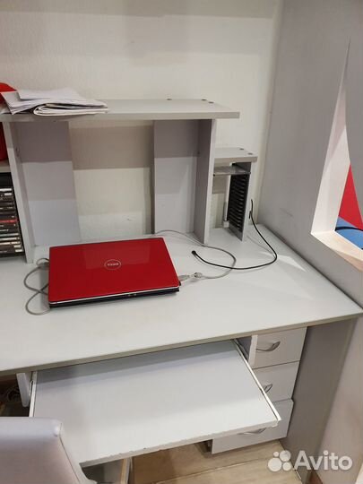 Письменный стол с книжными полками