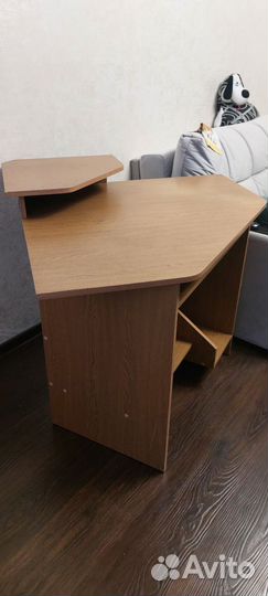 Компьютерный стол угловой с полками