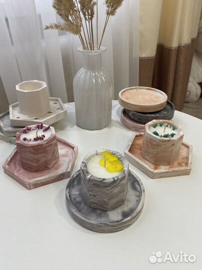 Свечи в гипсовых подсвечниках