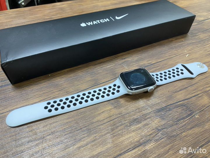 Часы apple watch se 40 mm nike