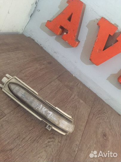 Поворотник с зеркала Honda Accord 7