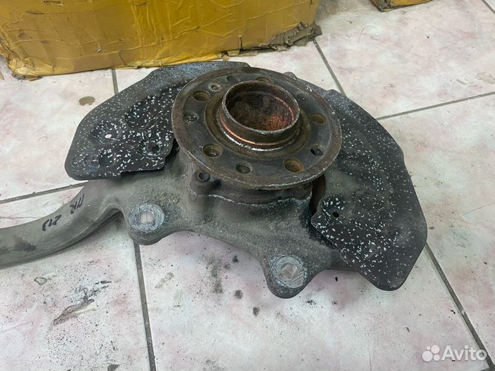 Передний правый кулак Mercedes W213