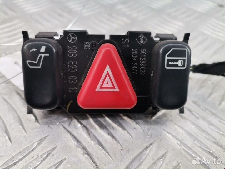 Кнопка аварийной сигнализации Mercedes-Benz