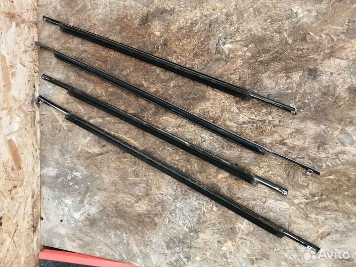 Молдинг, уплотнитель стекла Cadillac SRX 2009-2016