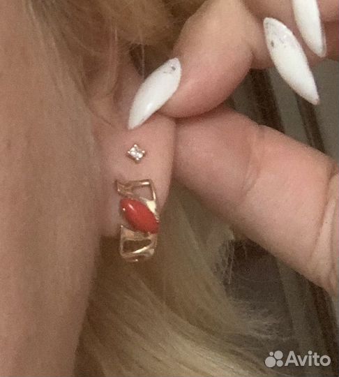 Золотые серьги с кораллами
