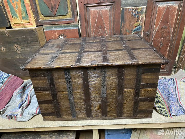 Сундук старинный
