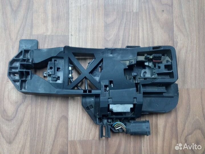 Крепление ручки двери Mercedes W221