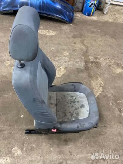Сиденье переднее левое Skoda Fabia 6Y2 AME 2001