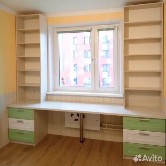 Столы письменные с пеналами и тумбами