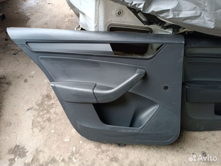 Обшивка задней левой двери Skoda Rapid
