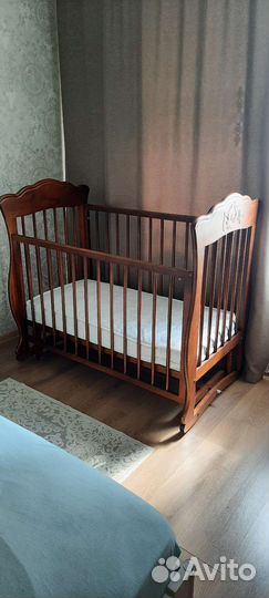 Детская кроватка с маятником
