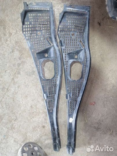 Решетка под дворники (жабо) правая Renault Logan 1