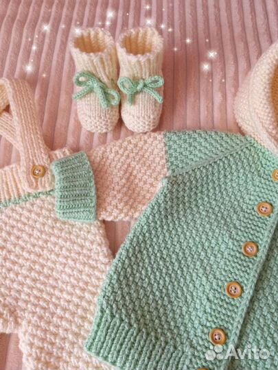 Вязаный комплект для новорожденного
