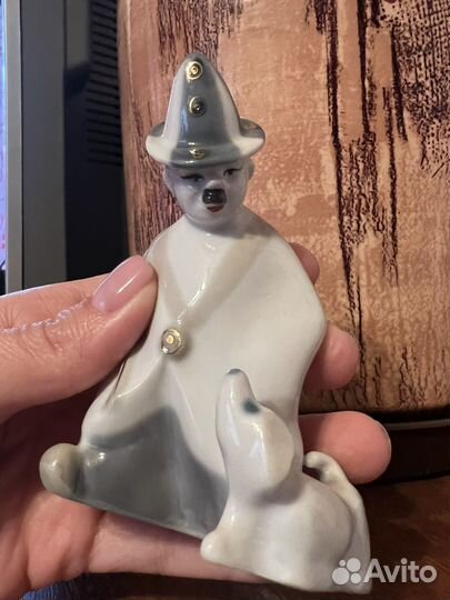 Фарфоровая статуэтка 