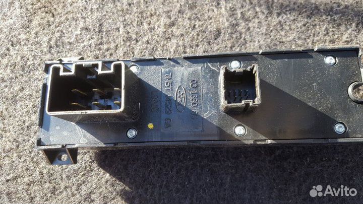 Кнопки стеклоподъемника Ford Focus 2 1.8 qqdb 2009