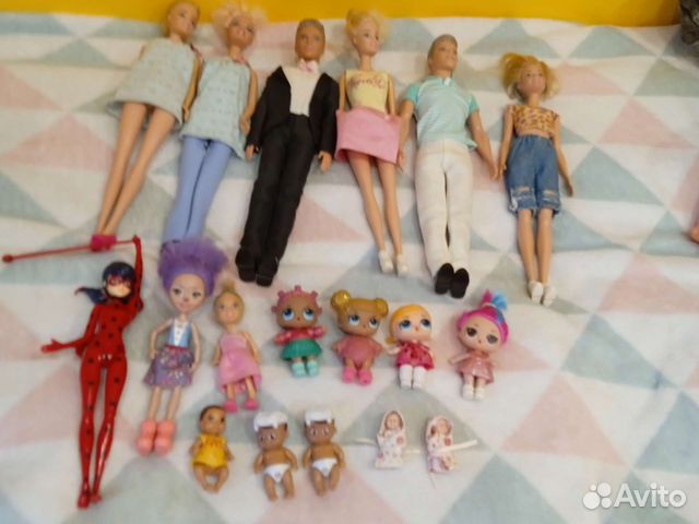 Барби и пакет с мебелью и разными вещами для кукол