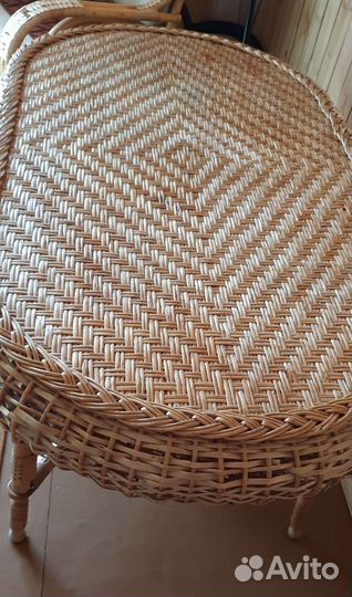 Большой обеденный стол из натуральной лозы