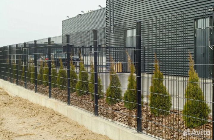 Забор металлический с металлическими столбами быст
