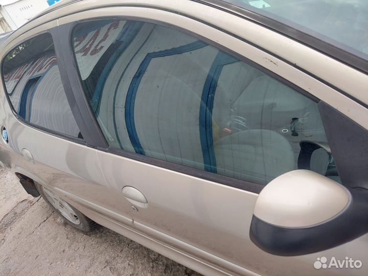 Стекло двери Peugeot 206